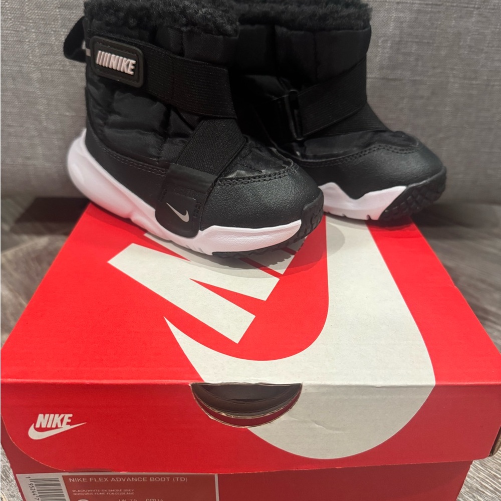 Nike Kids Black and White Flex Advance Boots